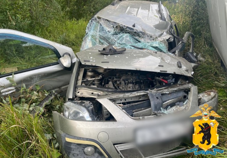 В Ярославской области при столкновении «Лады» и ГАЗа сильно пострадал водитель