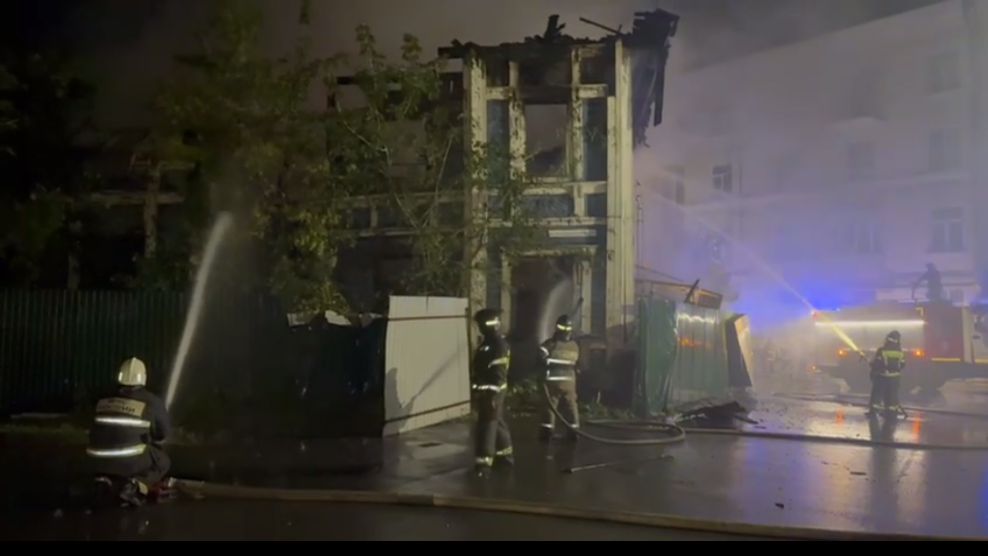 В Ярославле ночью загорелось здание бывшей больницы на улице Володарского