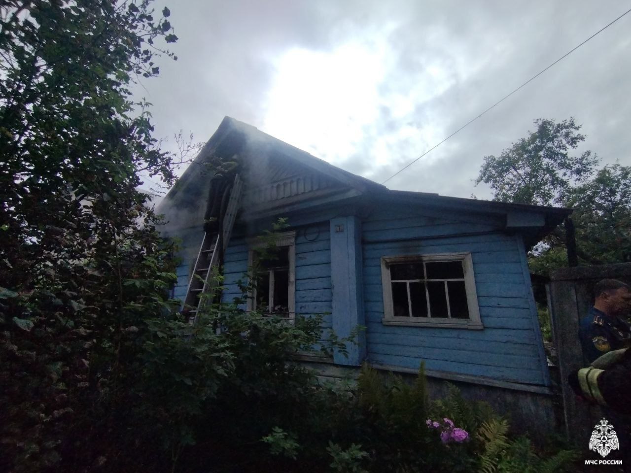 При пожаре в частном доме в Ярославской области погибли два человека