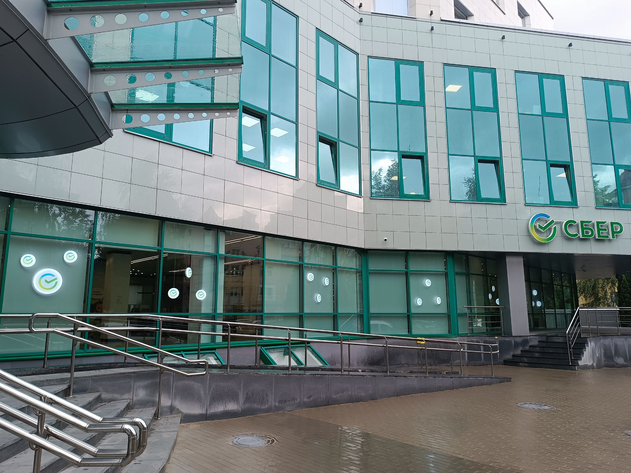 В Ярославле открылся обновленный офис Сбера