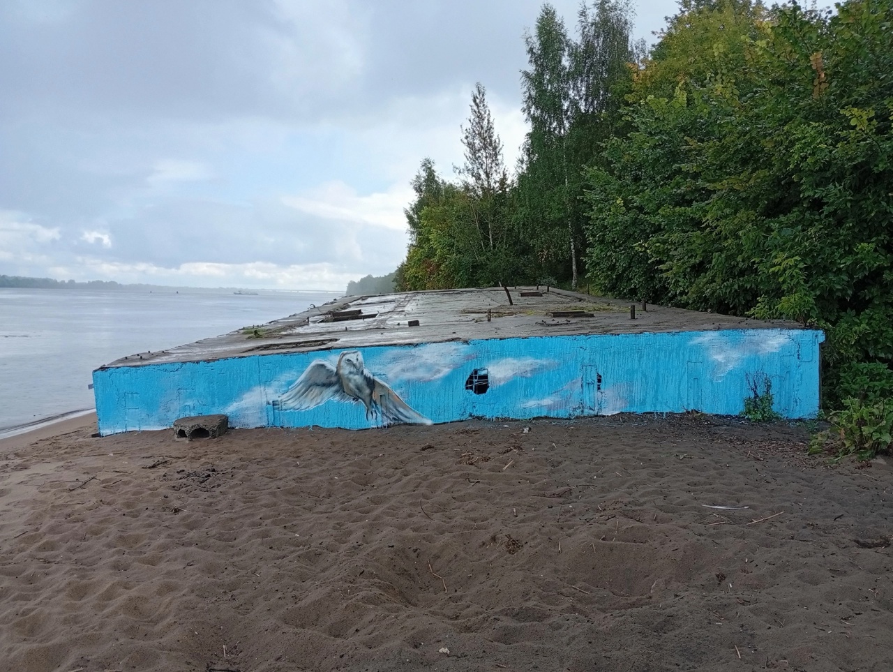 В Ярославле дебаркадер на берегу Волги украсили ярким граффити