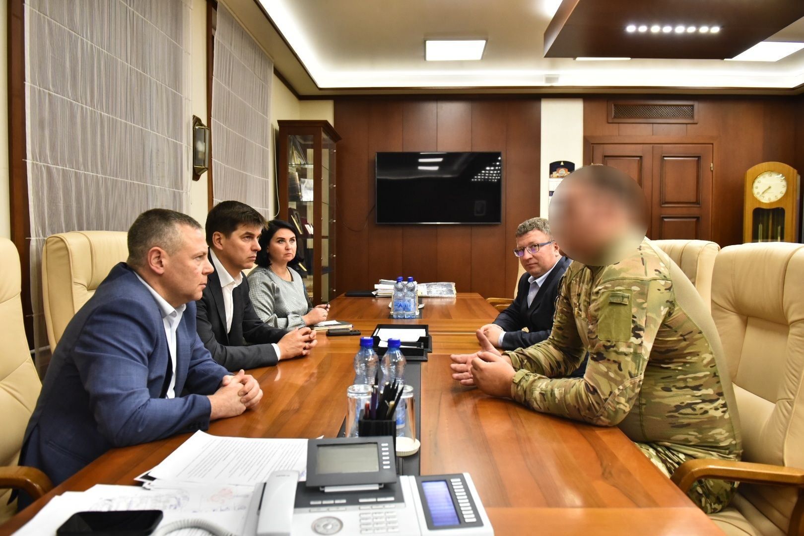 Участник СВО вручил Михаилу Евраеву благодарственное письмо командира и медаль «За помощь фронту»