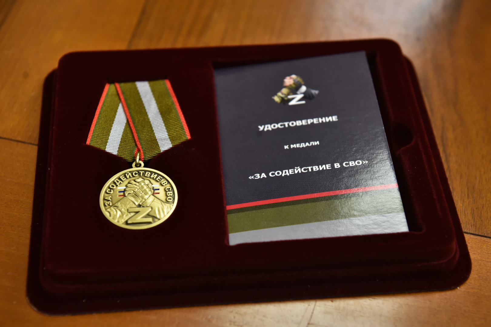 Участник СВО вручил Михаилу Евраеву благодарственное письмо командира и медаль «За помощь фронту»