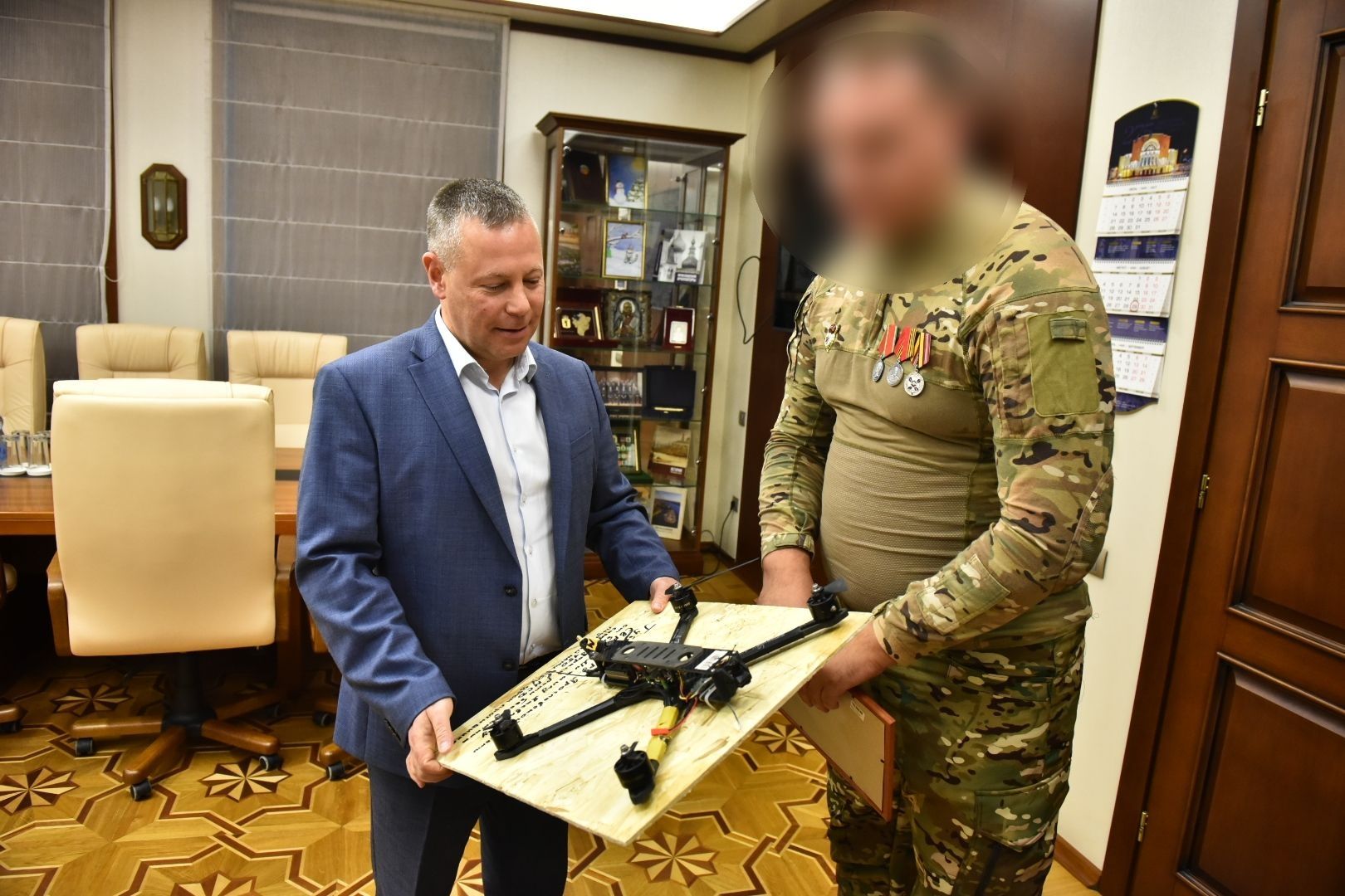 Участник СВО вручил Михаилу Евраеву благодарственное письмо командира и медаль «За помощь фронту»