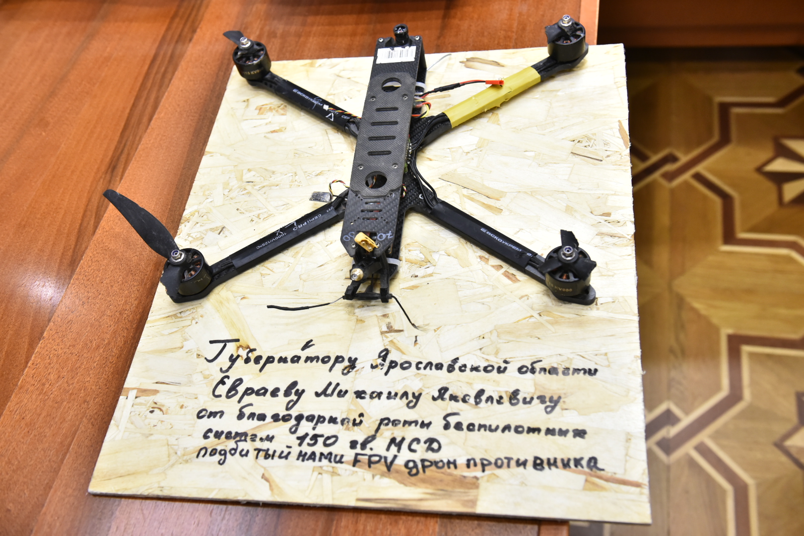 Участник СВО вручил Михаилу Евраеву благодарственное письмо командира и медаль «За помощь фронту»