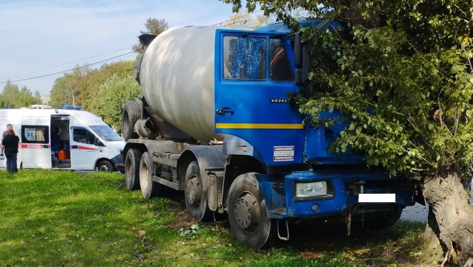 В Ярославле парализовало троллейбусное движение из-за ДТП КамАЗа и пешехода