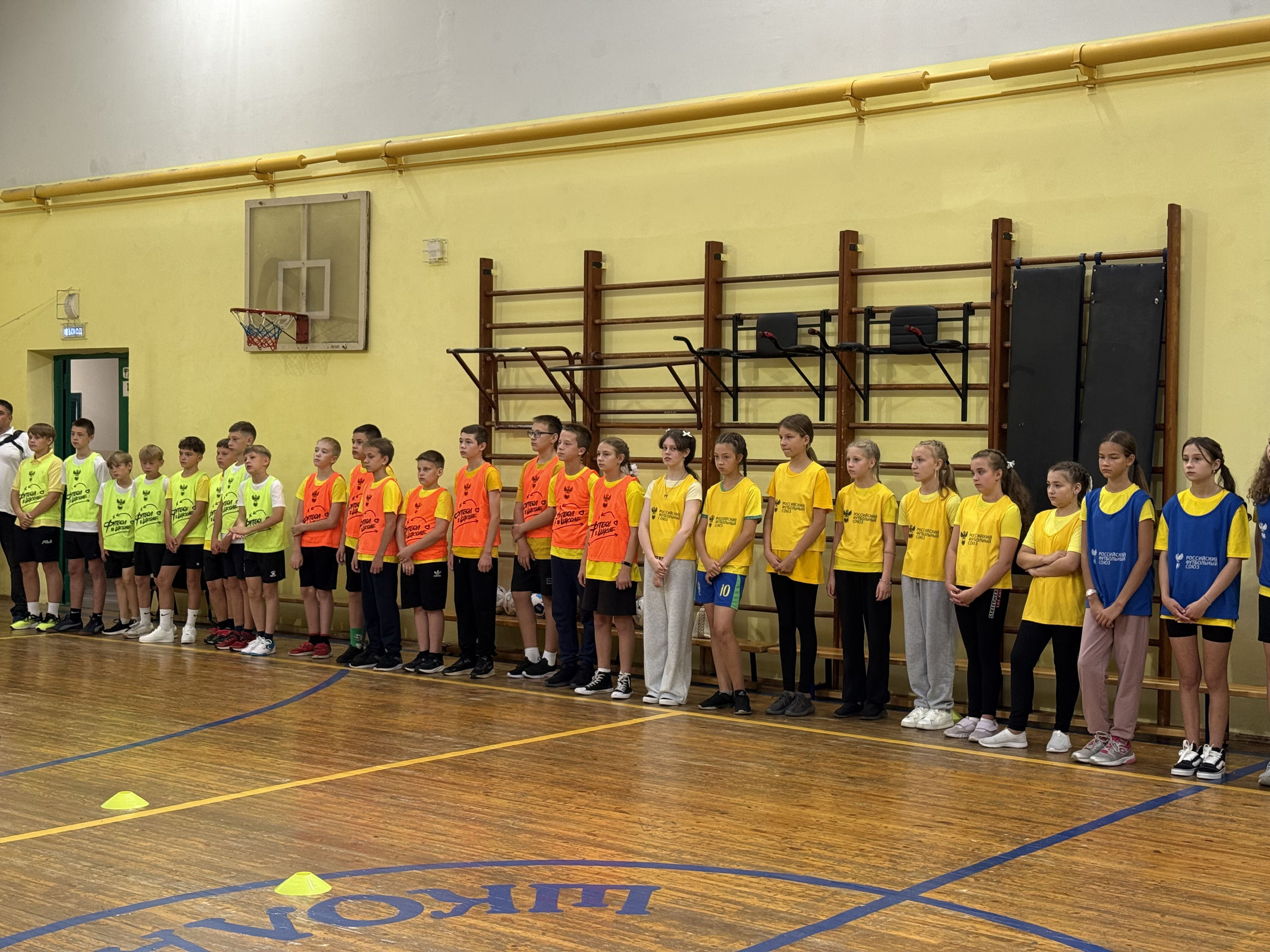 Футболисты «Шинника» провели открытый урок в ярославской школе