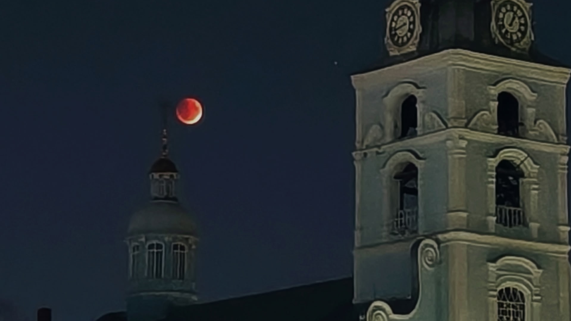 Ярославцы в сетях делятся фото лунного затмения