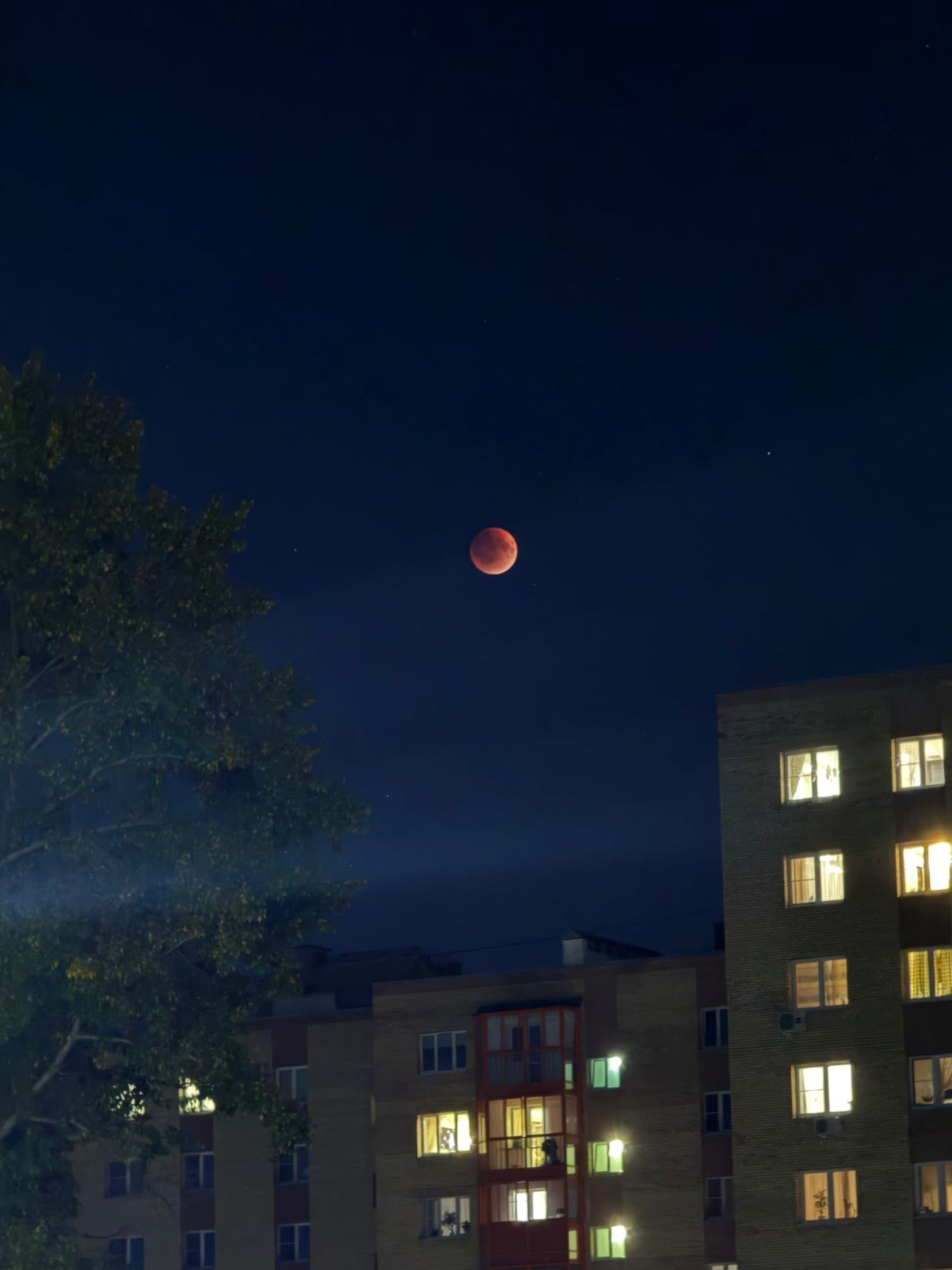 Ярославцы в сетях делятся фото лунного затмения