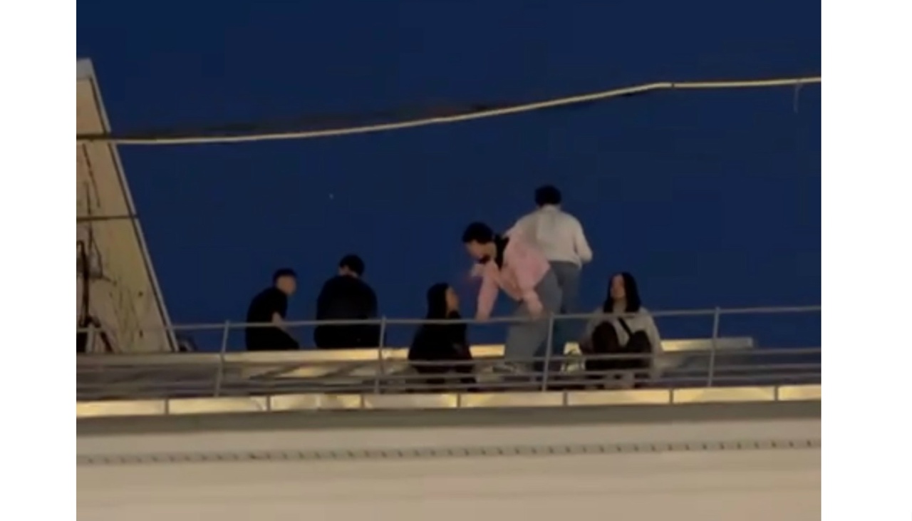 В Ярославле подростки ползают по крышам домов на улице Кирова