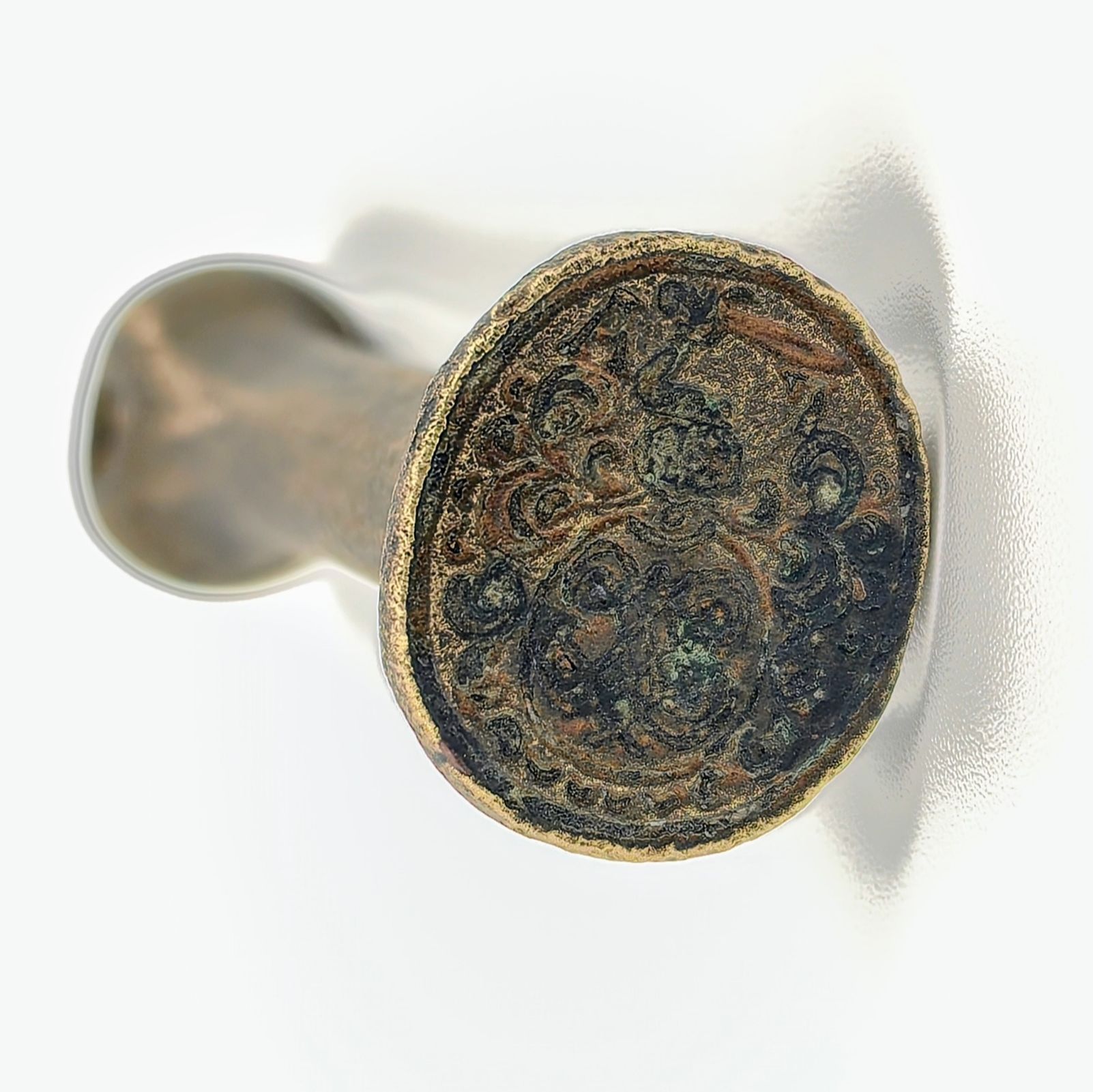 В Ярославле при раскопках у усадьбы купцов Матвеевских нашли дворянскую печать ХVІІІ века