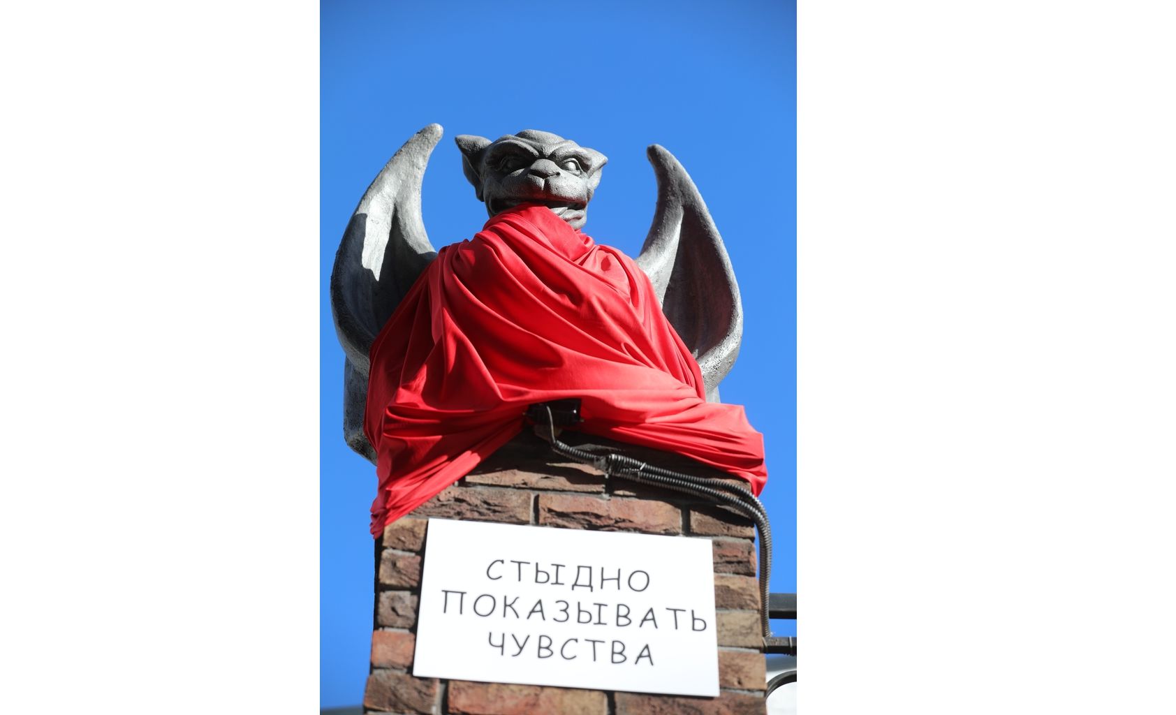 Уличный перформанс: в Ярославле преобразили горгулий на улице Трефолева