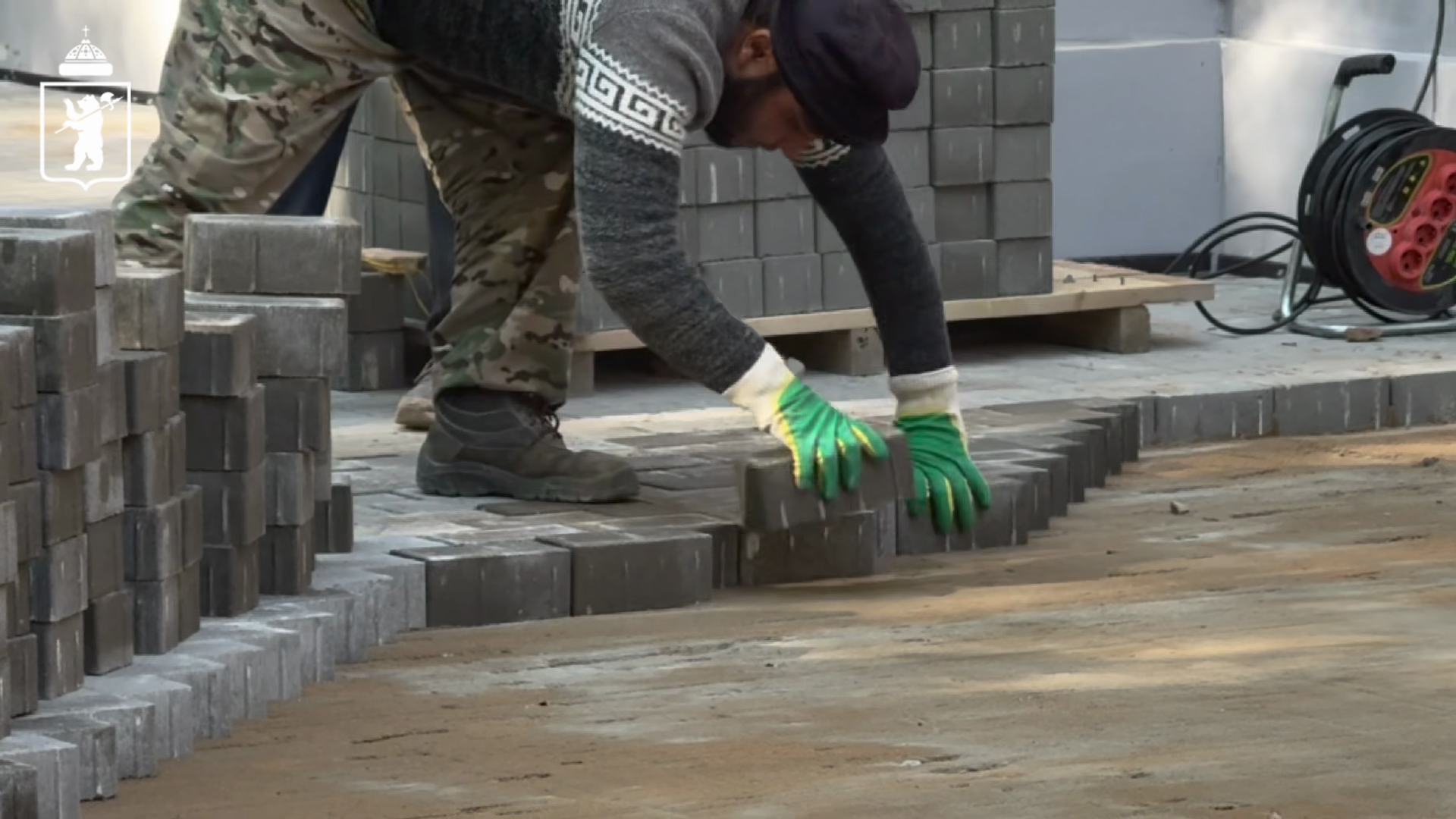 В Ярославле приступили к укладке тротуарной плитки у ДК «Гамма»