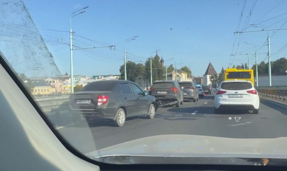 Пять аварий парализовали утром движение на Московском проспекте в Ярославле