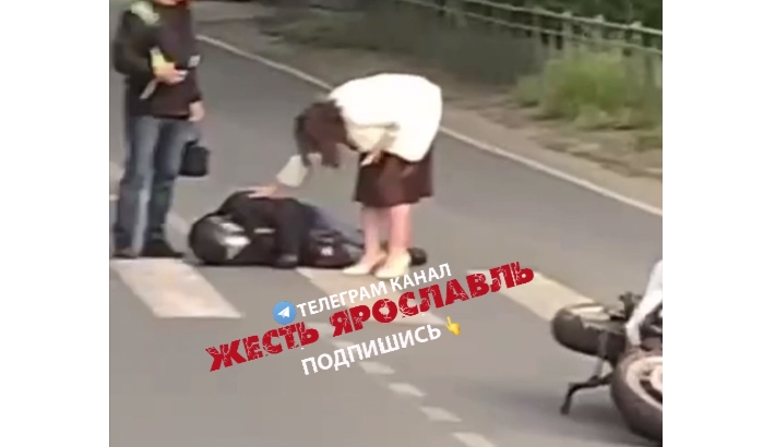 На перекрестке в Ярославле столкнулись автомобиль с мотоциклом