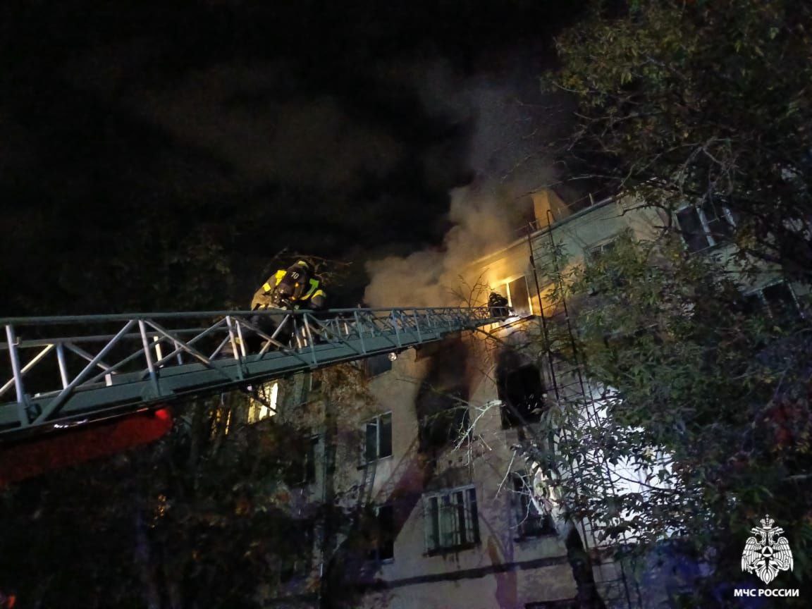 В Рыбинске пожарные спасли пять человек из горящего дома