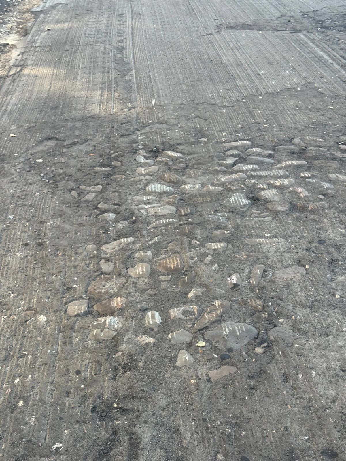 На Советской улице в Ярославле под слоем асфальта обнаружили булыжную мостовую