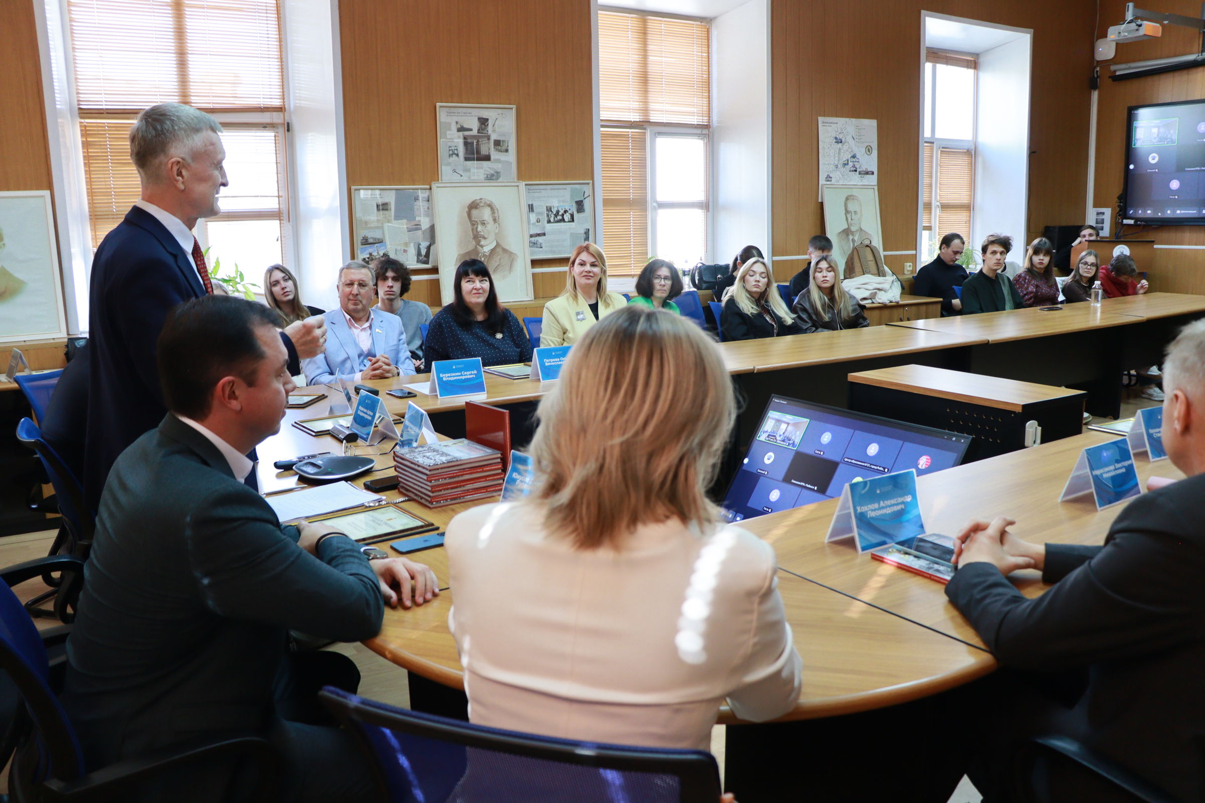 Книга для школьников «Эстафета ценностей. Разговоры о важном» издана в Ярославской области