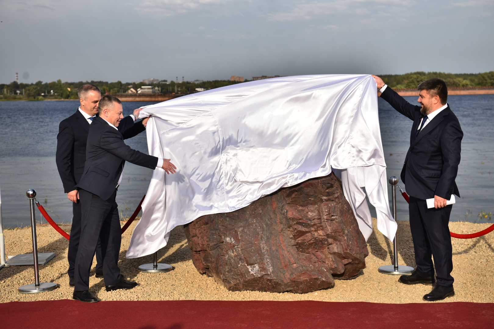 В Ярославле установили памятный знак в честь начала строительства третьего моста через Волгу