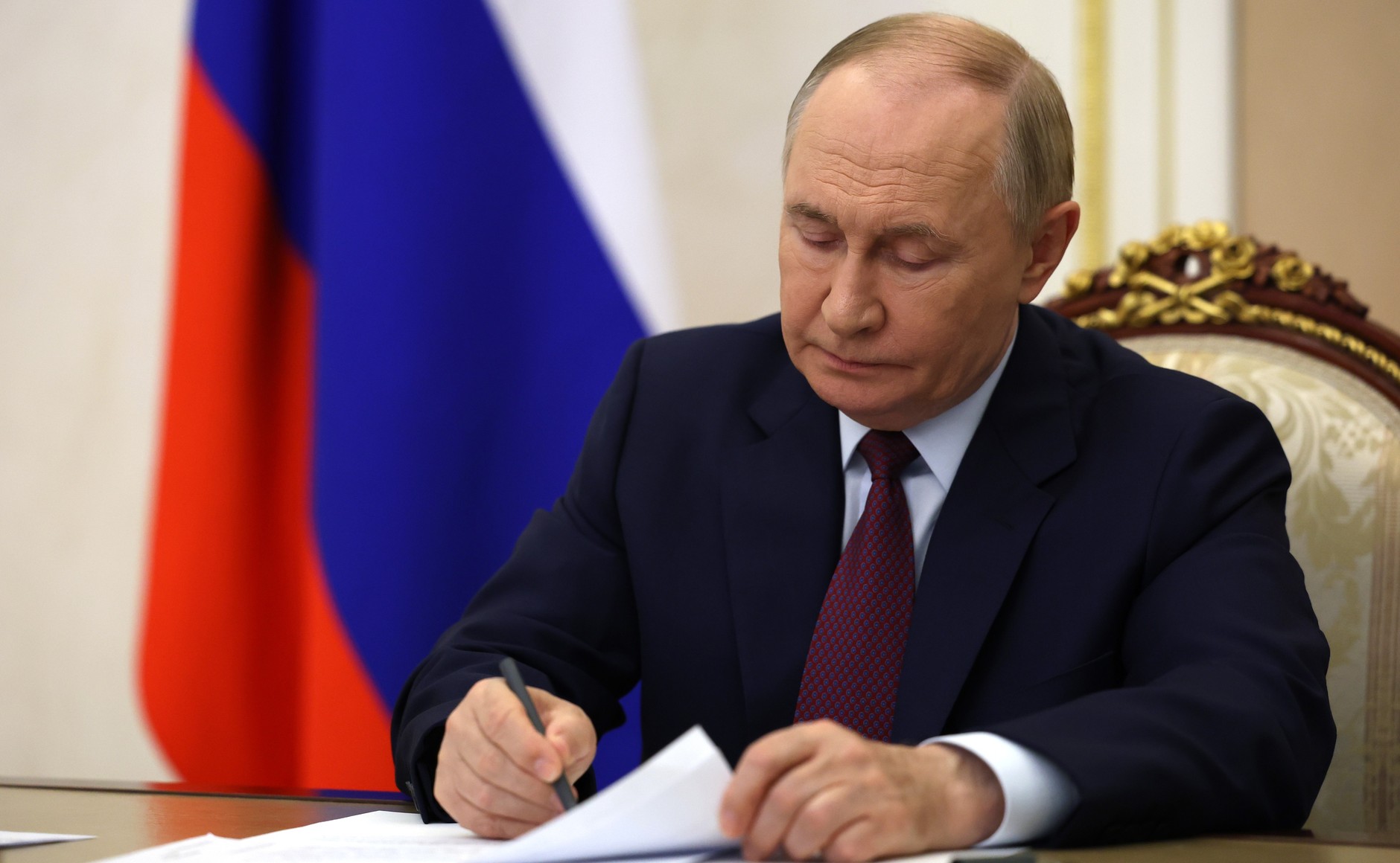 Владимир Путин посмертно наградил ярославских сотрудников скорой помощи