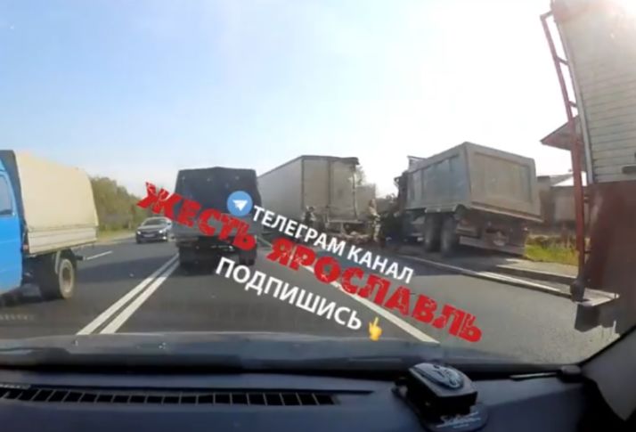 В результате столкновения двух грузовиков под Ярославлем пострадал водитель