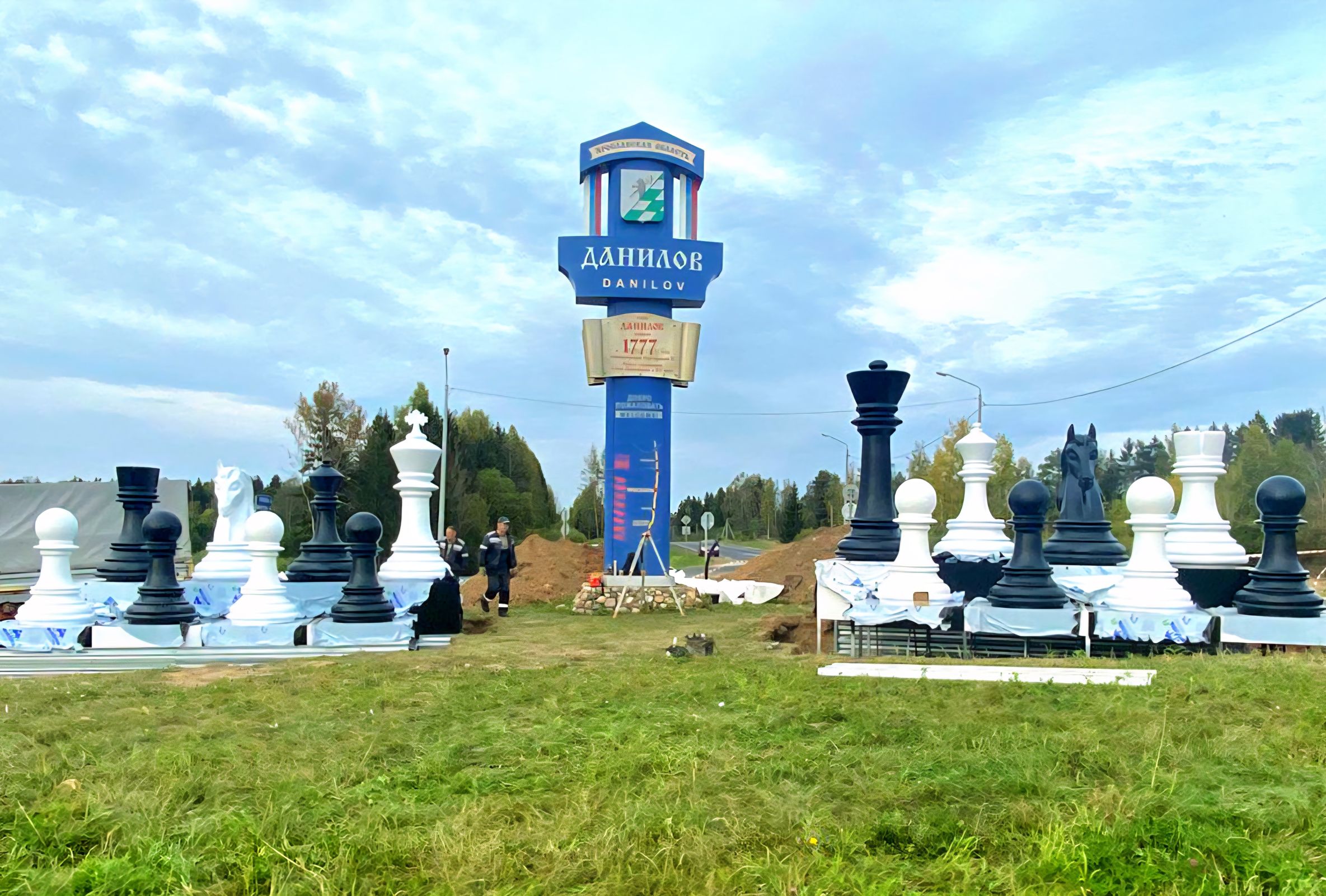 Стелу в шахматной стилистике устанавливают на трассе М8 в Ярославской области