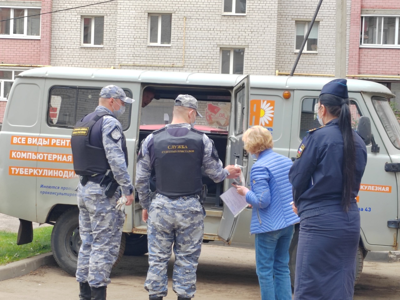 Туберкулезника принудительно вывели на лечение из многоэтажки в Ярославле