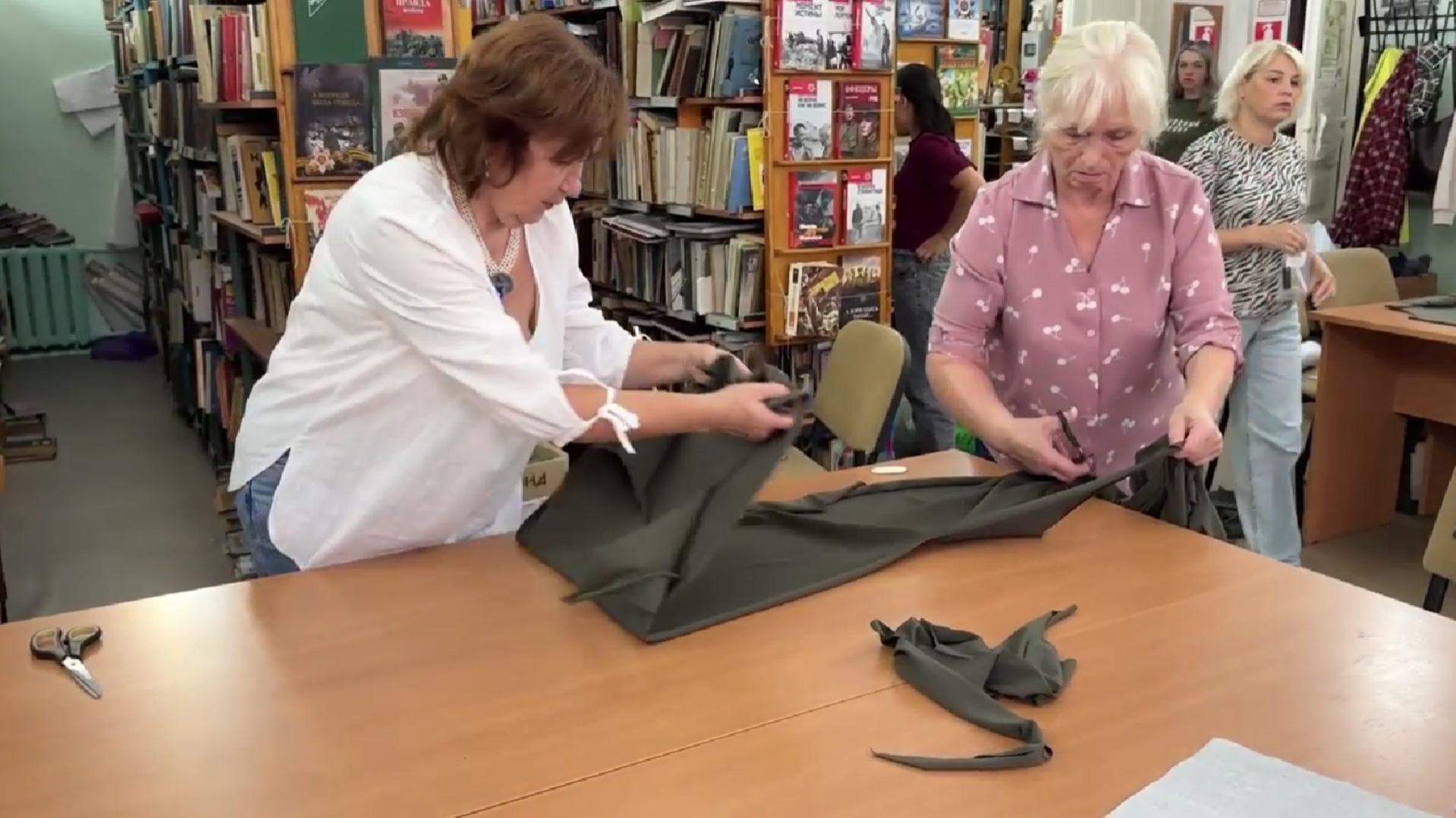 В поселке Ярославского округа жители шьют одежду для бойцов СВО