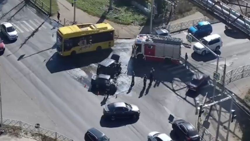 В результате тройного ДТП в Ярославле пострадал водитель