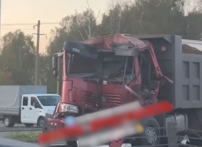 В Ярославской области столкнулись два грузовика