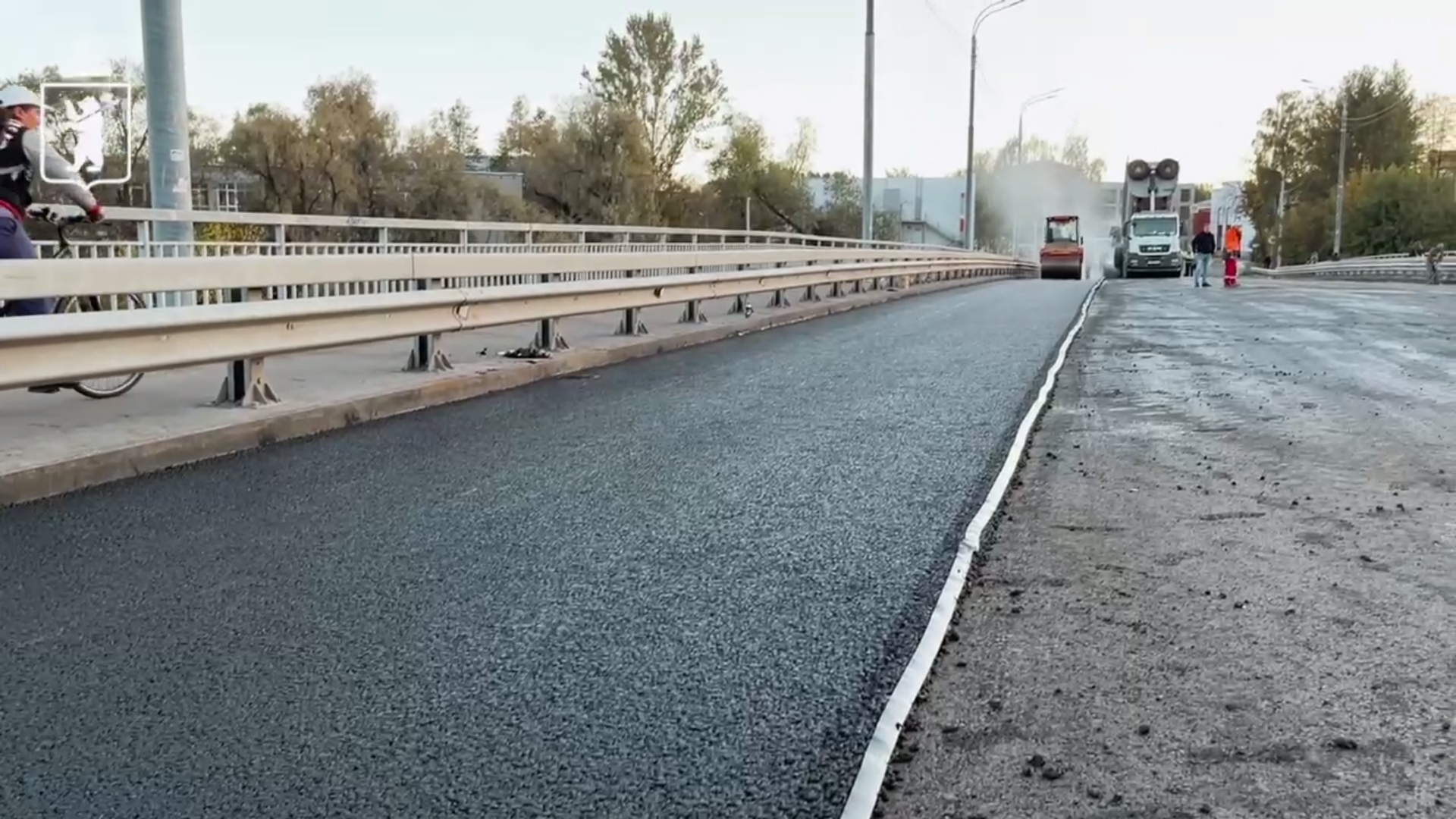 На Комсомольском мосту в Ярославле подрядчик приступил к укладке асфальта