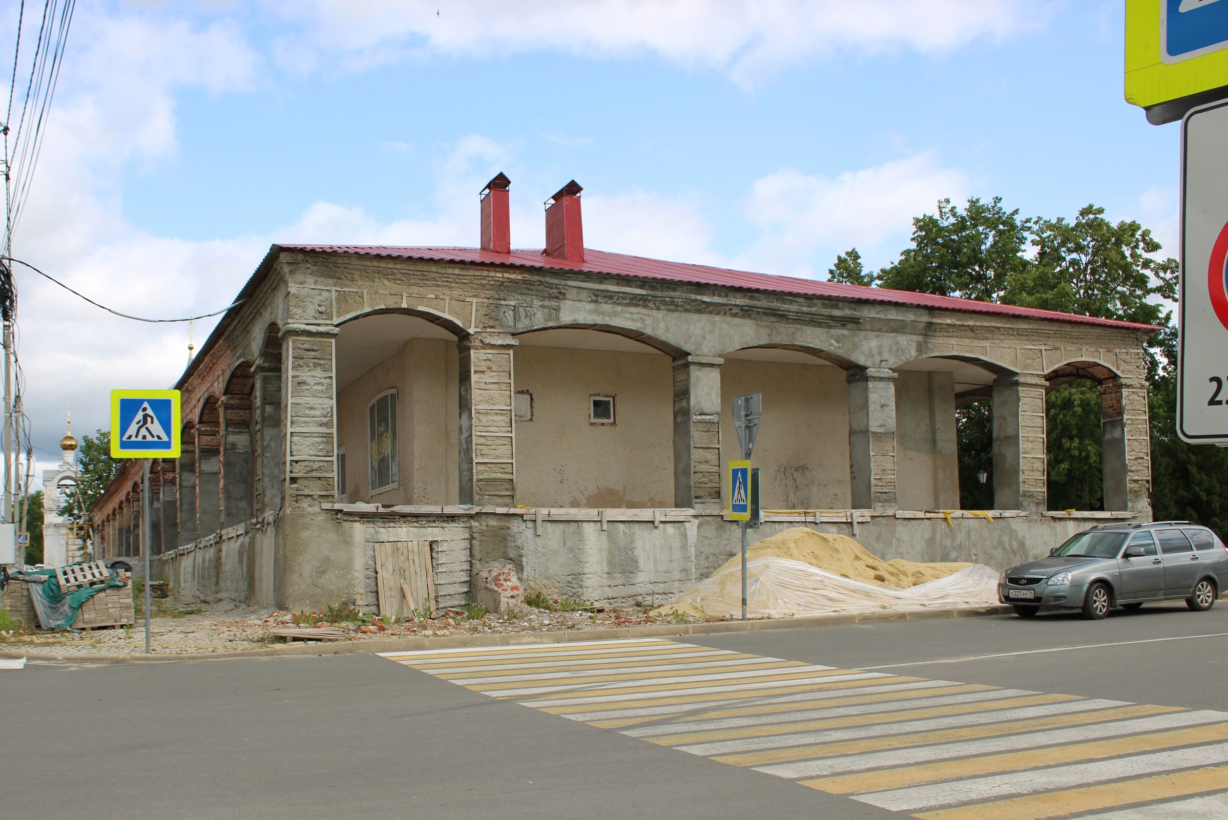 Суд принял решение изъять у недобросовестного собственника гостиный двор в Данилове