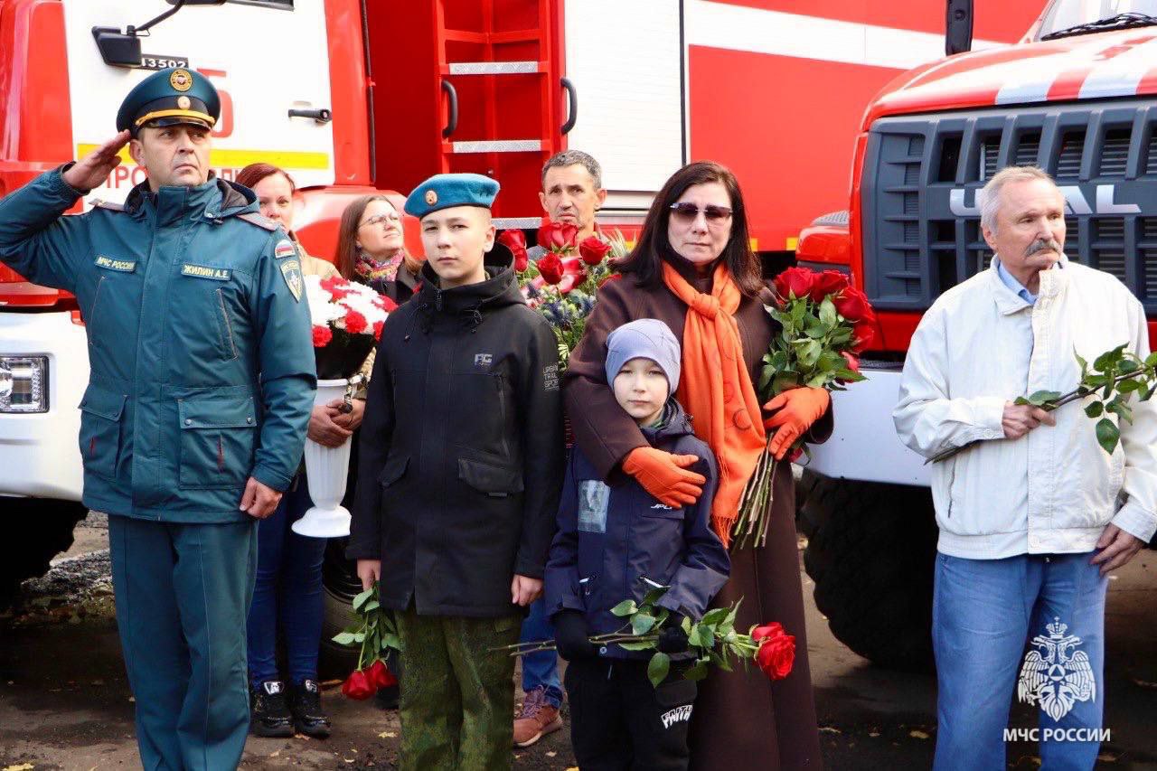В Ярославле открыли мемориальную доску погибшему на СВО пожарному