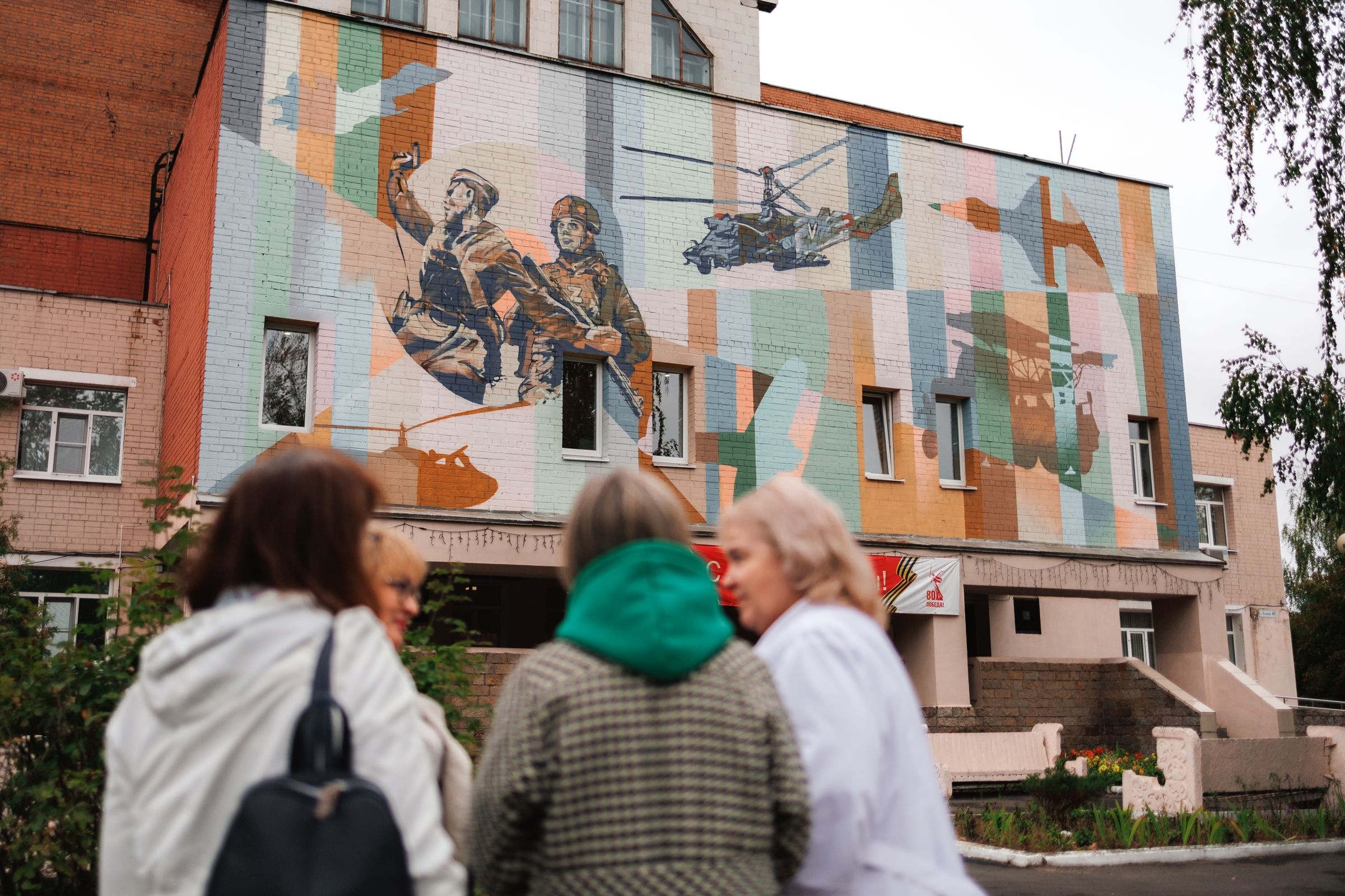 В этом году общественные здания еще в 13 округах региона украсили выразительные муралы