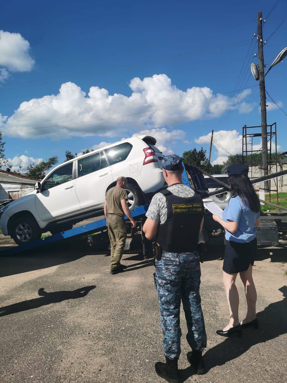 Ярославские судебные приставы передали конфискованные автомобили в зону СВО