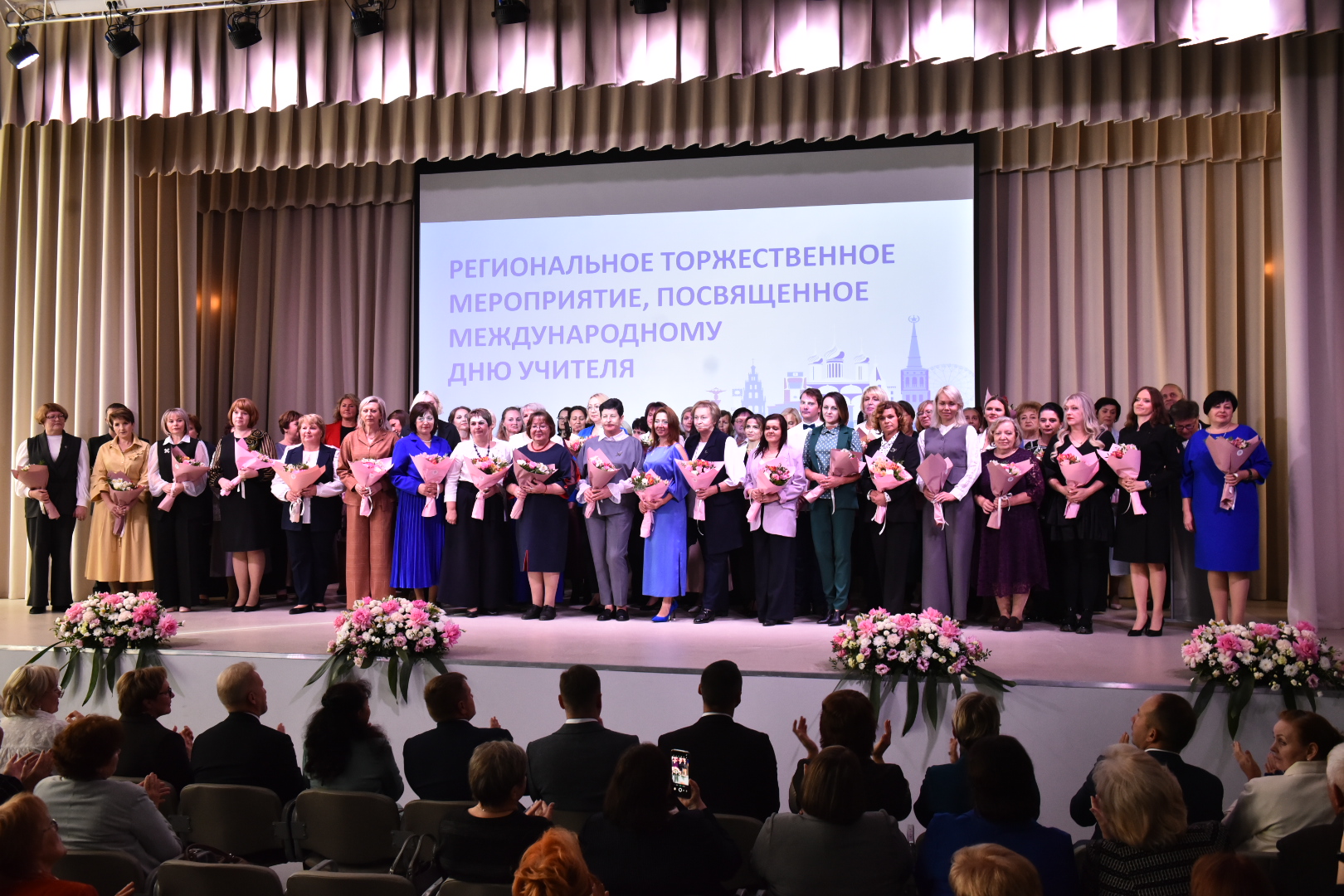 В Ярославле отметили наградами педагогов в преддверии профессионального праздника