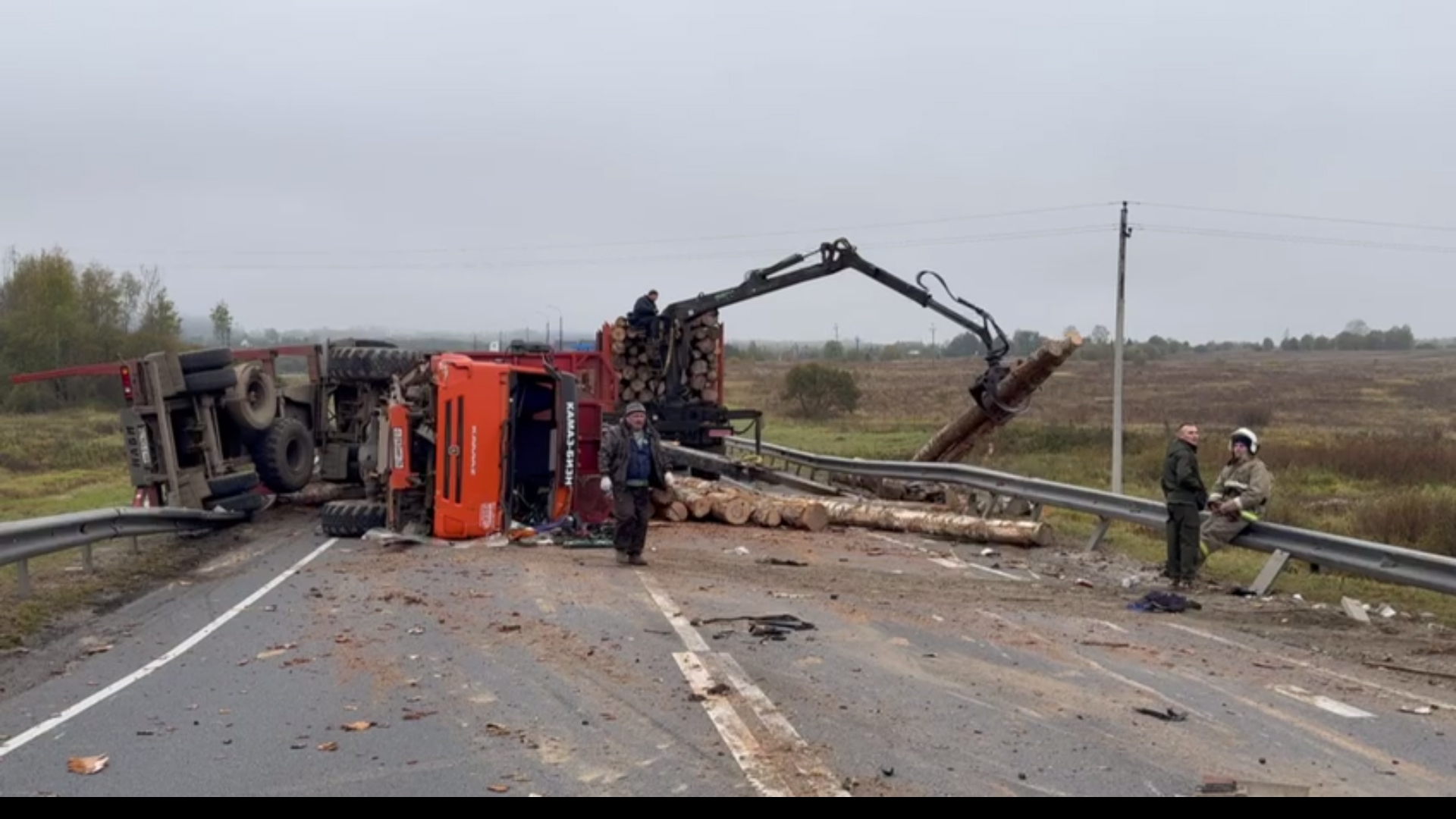В Ярославской области столкнулись легковушка, фура и лесовоз: пострадала женщина