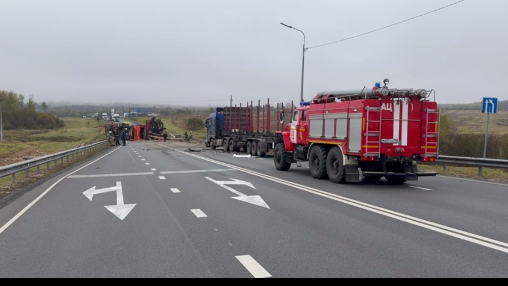 В Ярославской области столкнулись легковушка, фура и лесовоз: пострадала женщина