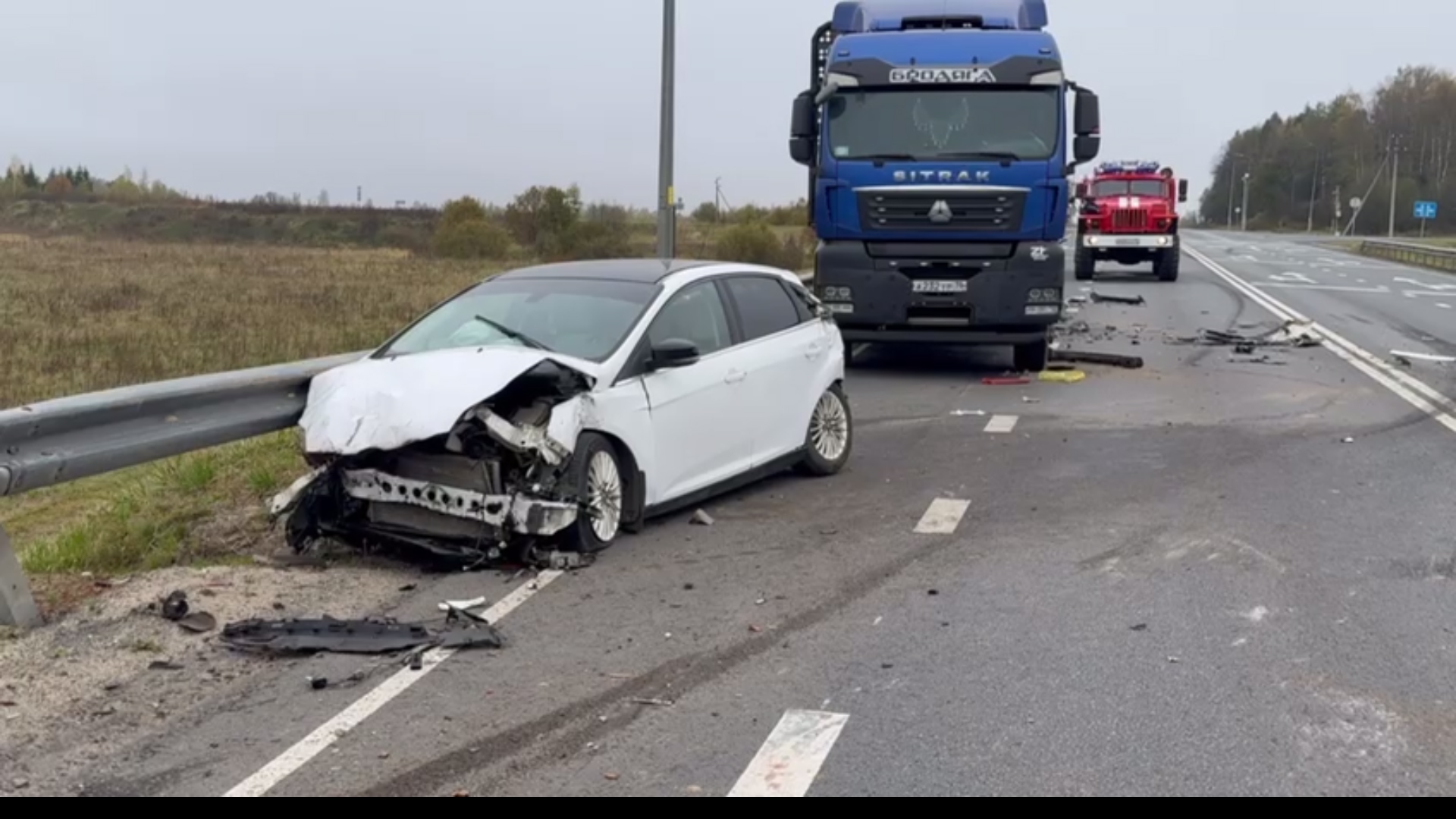 В Ярославской области столкнулись легковушка, фура и лесовоз: пострадала женщина