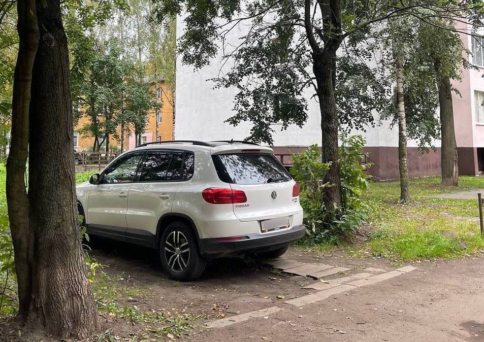 В Ярославской области собрали более 20 млн рублей штрафов за парковку на газонах и детских площадках