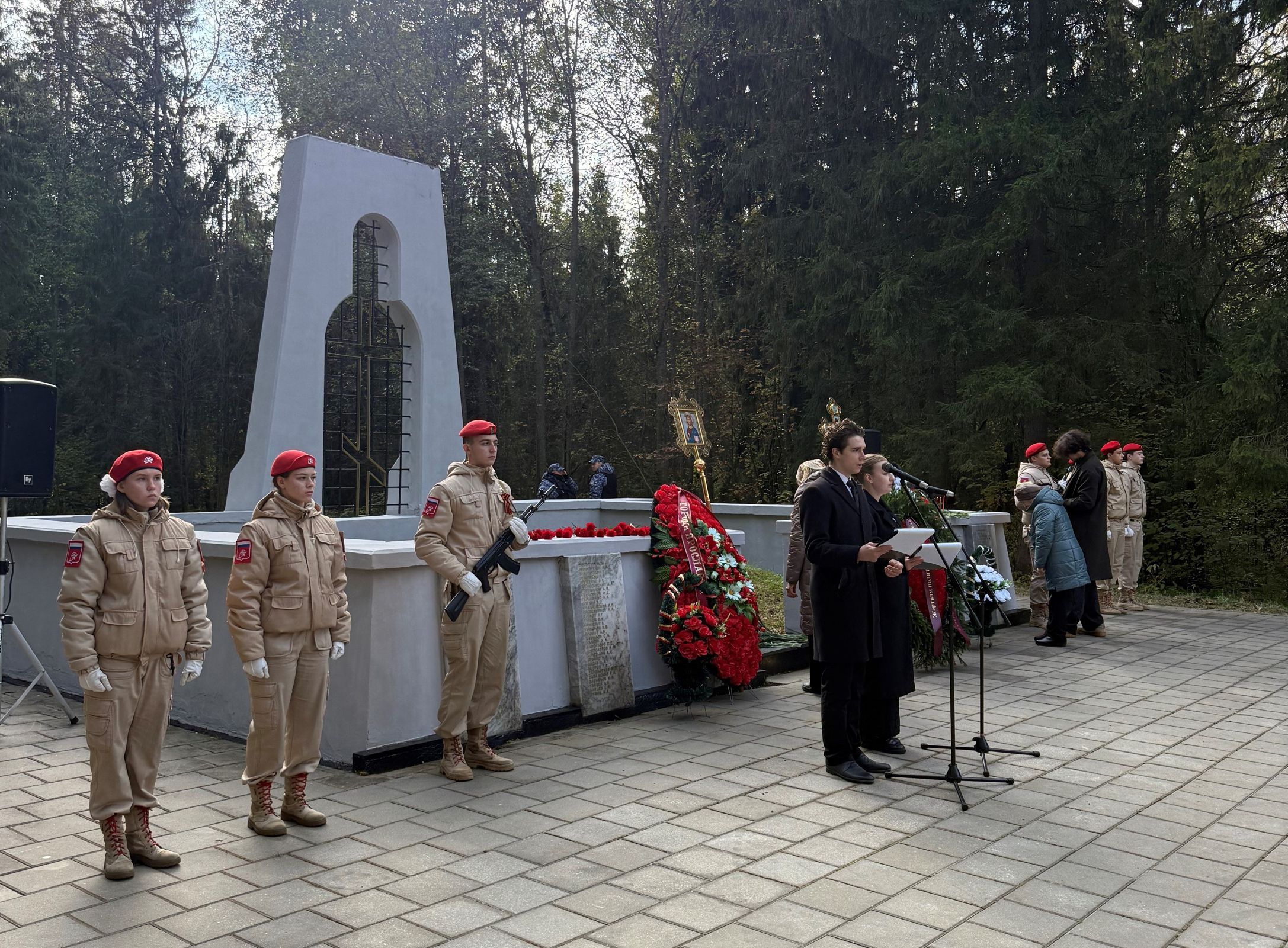 Память жертв политических репрессий почтили у мемориала в деревне Селифонтово