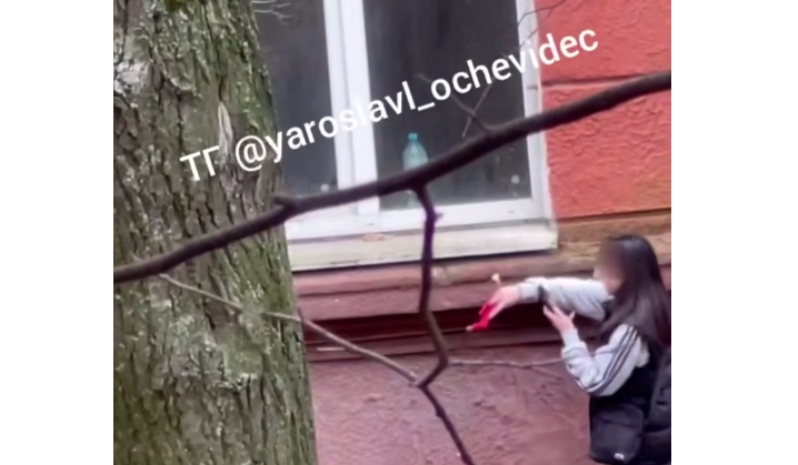 Власти прокомментировали действия подростков, разбивших окна в здании бывшей больницы в Ярославле