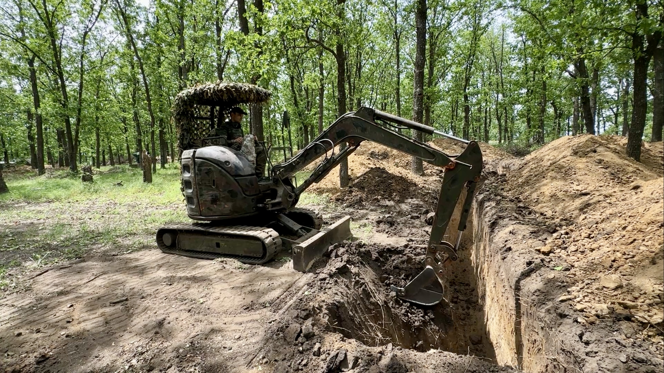 Купленный на средства ярославцев мини-экскаватор помогает бойцам обустраивать укрытия