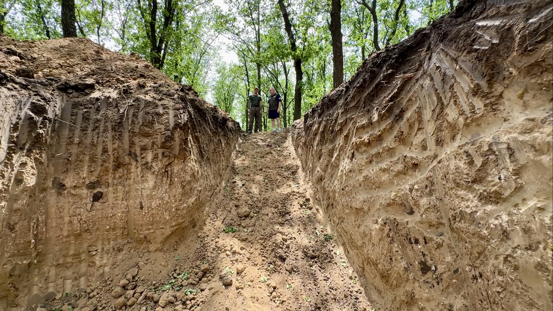Купленный на средства ярославцев мини-экскаватор помогает бойцам обустраивать укрытия