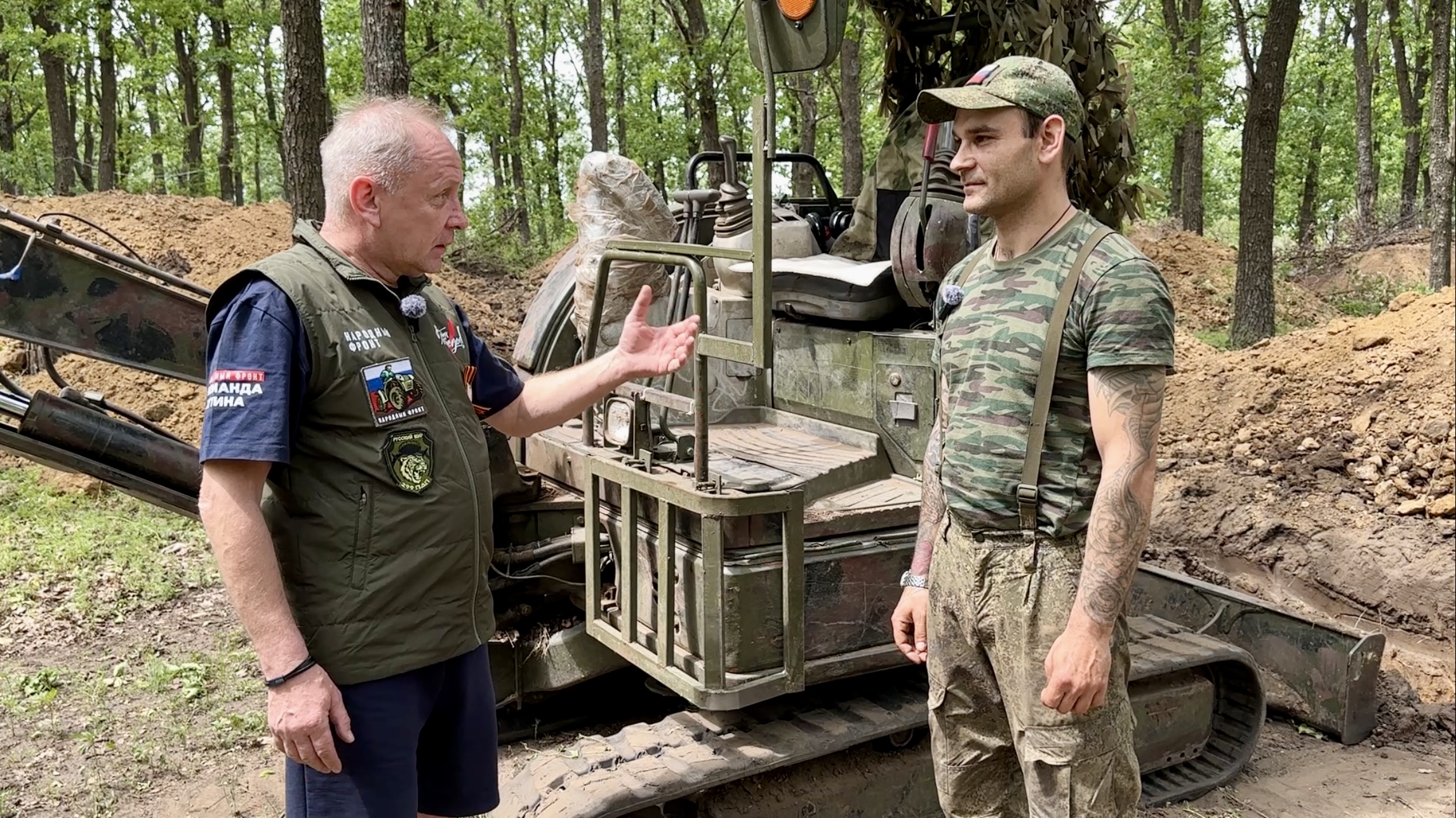 Купленный на средства ярославцев мини-экскаватор помогает бойцам обустраивать укрытия