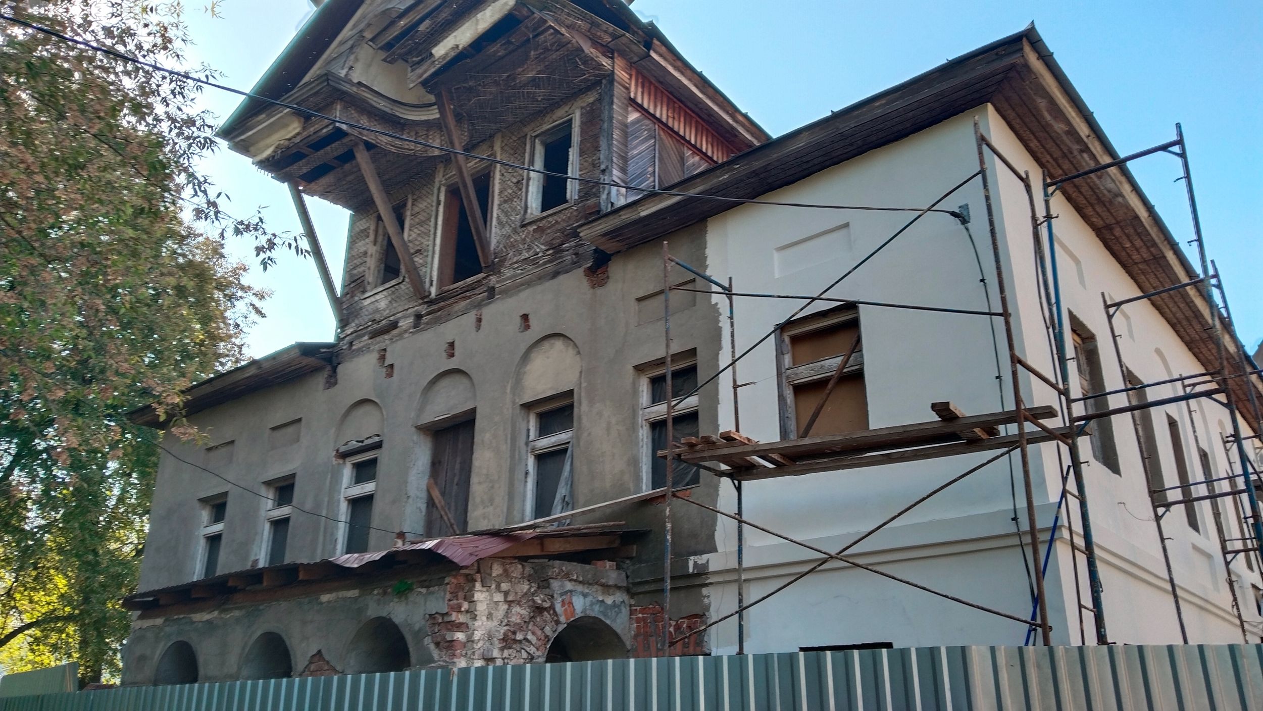 В Ярославле ведется ремонт фасадов Дома жилого купца Седова и купцов Петровых
