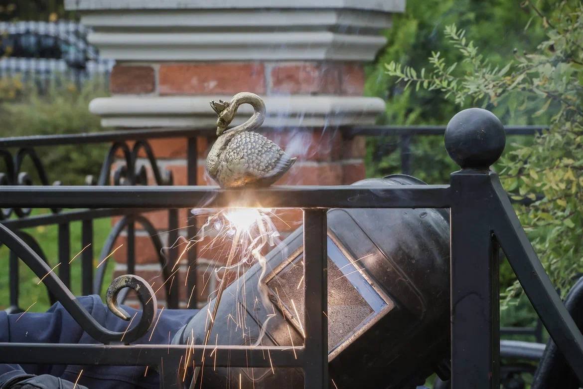 В Карякинском саду Рыбинска установили фигурку лебедя