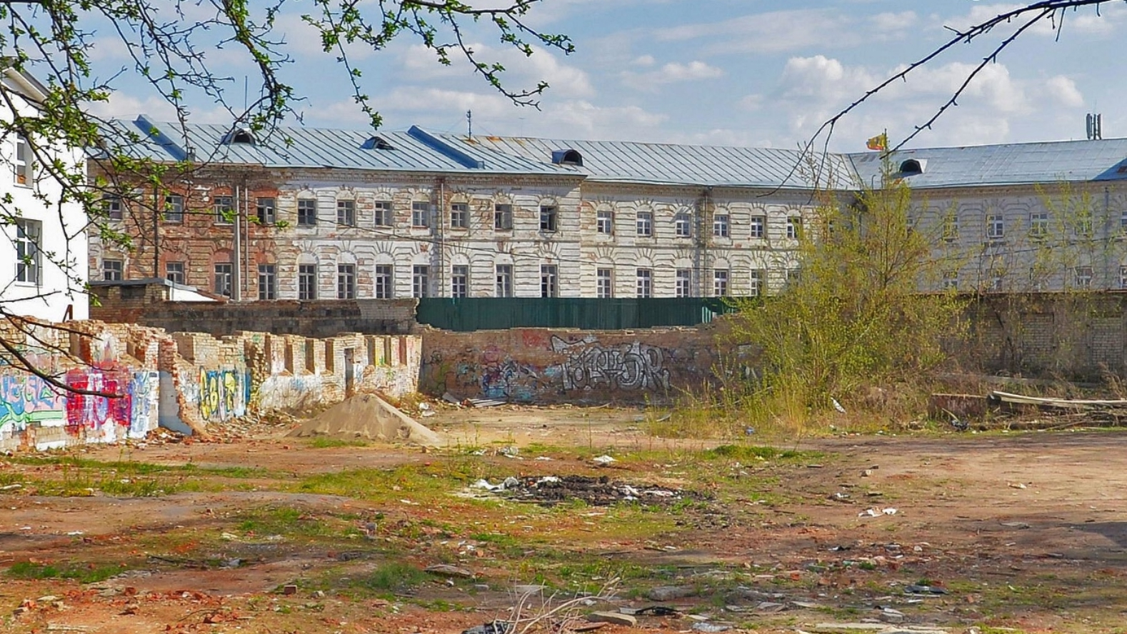 В Ярославле памятником признали здание, от которого остался фрагмент стены