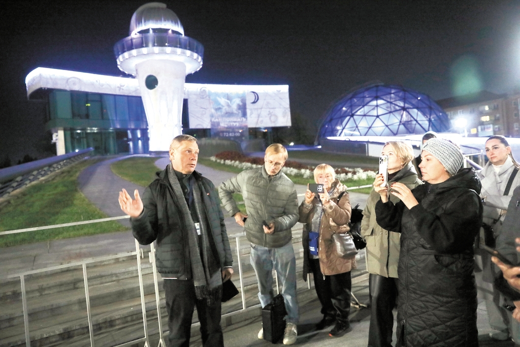 Свет во тьме: Михаил Евраев обсудил с блогерами, как архитектурная подсветка меняет облик региона