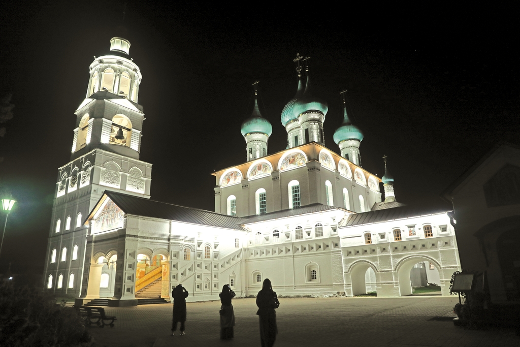 Свет во тьме: Михаил Евраев обсудил с блогерами, как архитектурная подсветка меняет облик региона